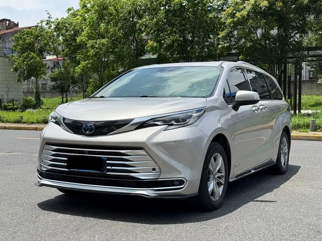 Toyota Sienna 2022 — фото 1