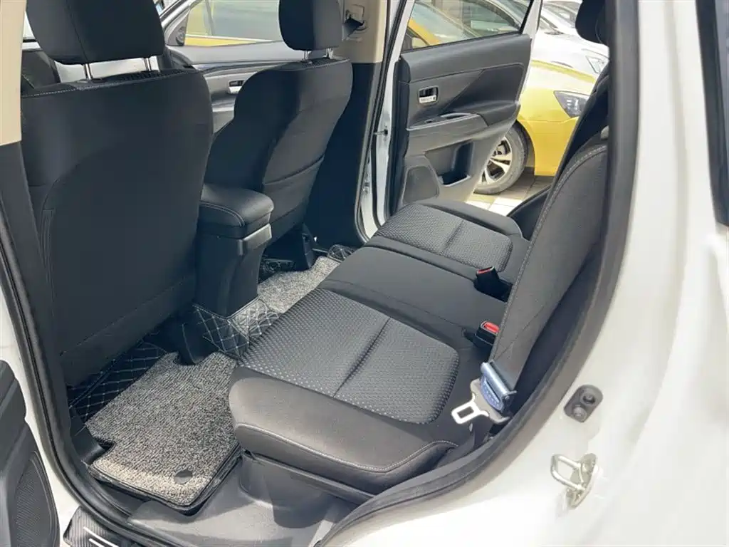 Mitsubishi Outlander 2021 — фото 18