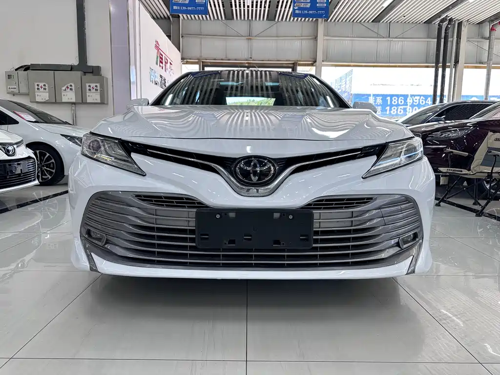 Toyota Camry 2018 — фото 2