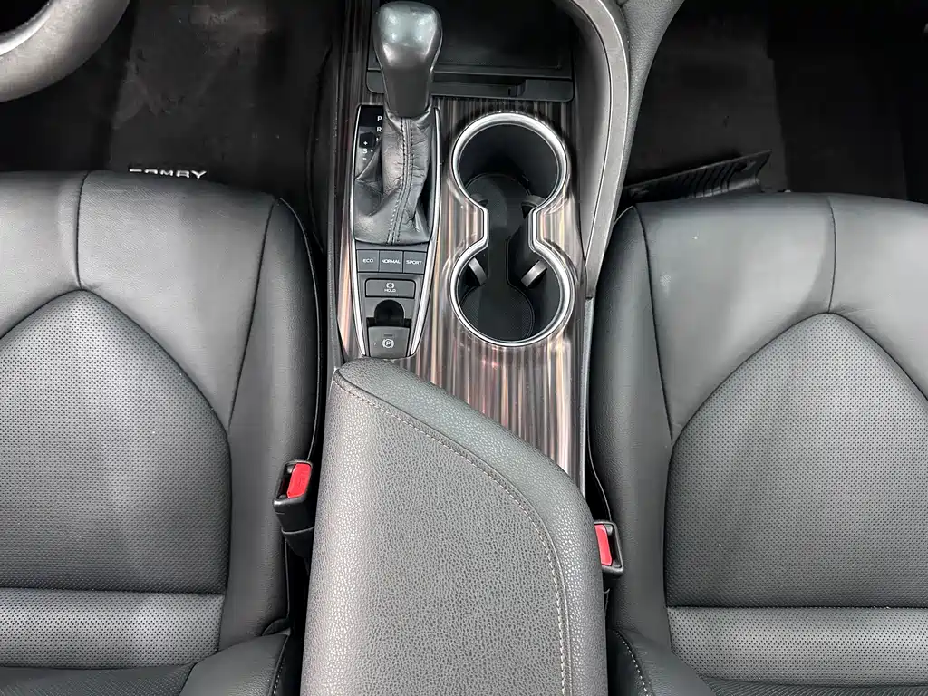 Toyota Camry 2018 — фото 13