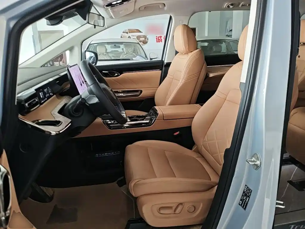 GAC Motor E8 PHEV 2024 — фото 15
