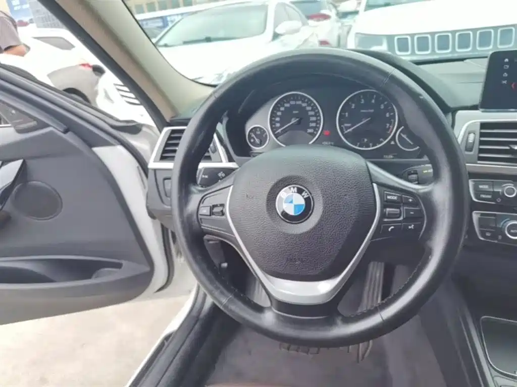 BMW 3 Series 2019 — фото 11