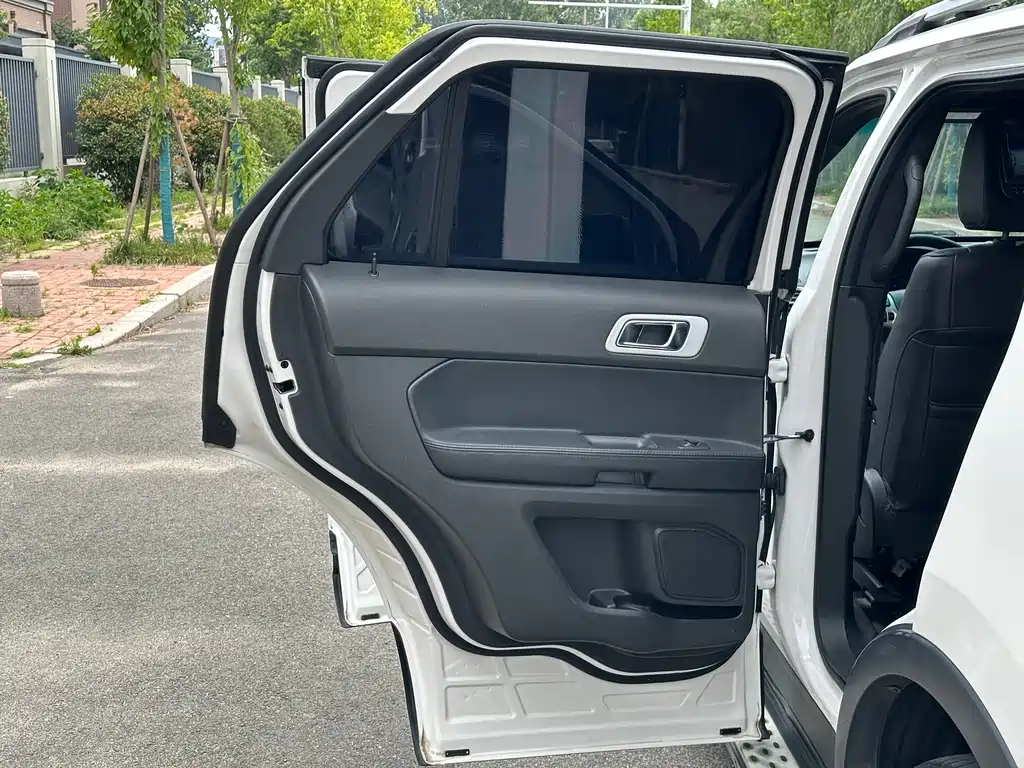Ford Explorer 2015 — фото 16