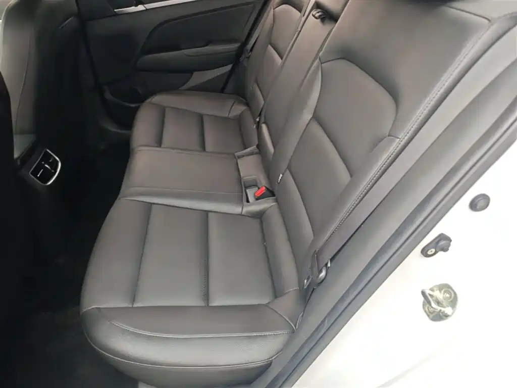 Hyundai Elantra 2020 — фото 17