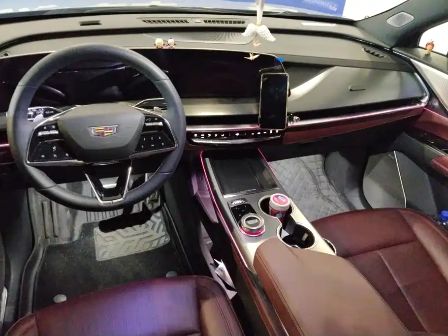 Cadillac XT5 2025 — фото 12