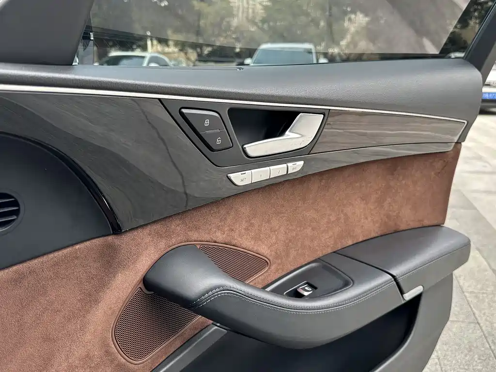 Audi A8 2016 — фото 19