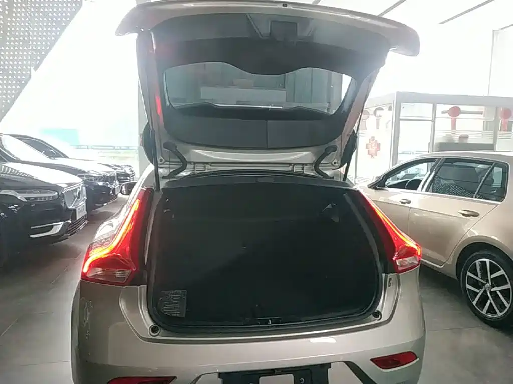 Volvo V40 2018 — фото 19