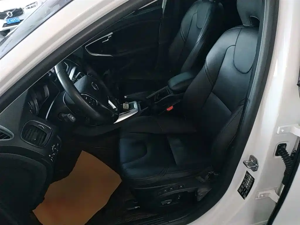 Volvo V40 2019 — фото 15