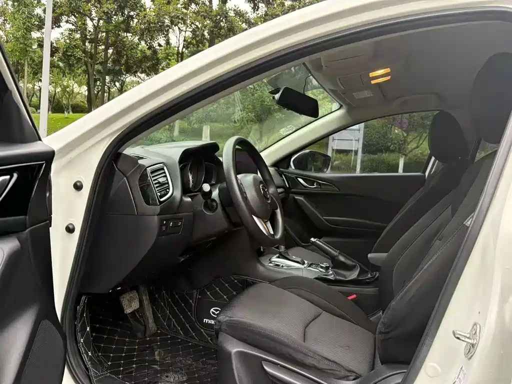 Mazda 3 Axela 2016 — фото 15