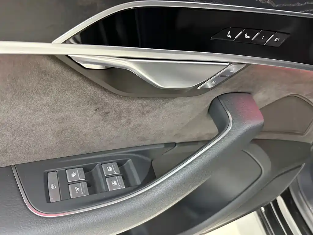 Audi A8 2021 — фото 12