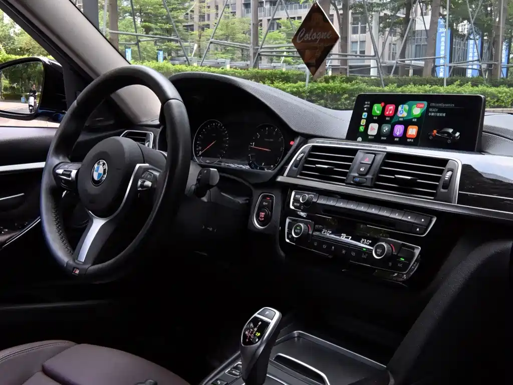 BMW 3 Series 2019 — фото 28