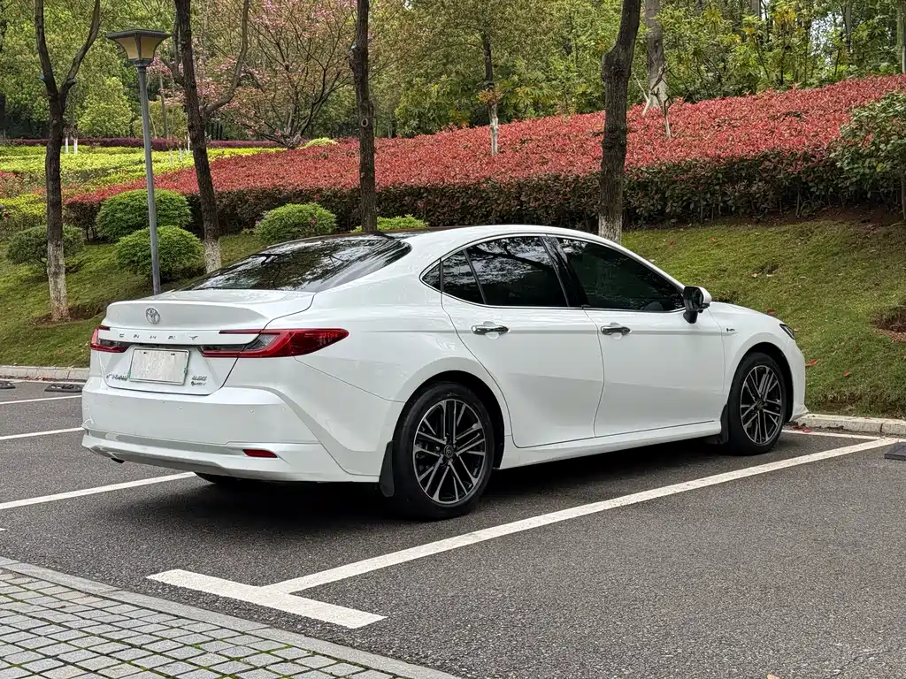 Toyota Camry 2025 — фото 13