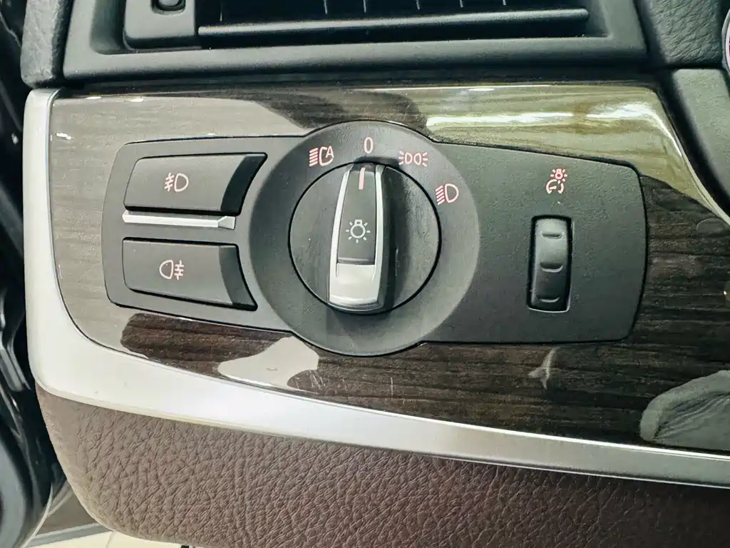 BMW 5 Series 2017 — фото 19