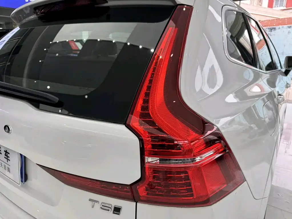 Volvo XC60 2018 — фото 19