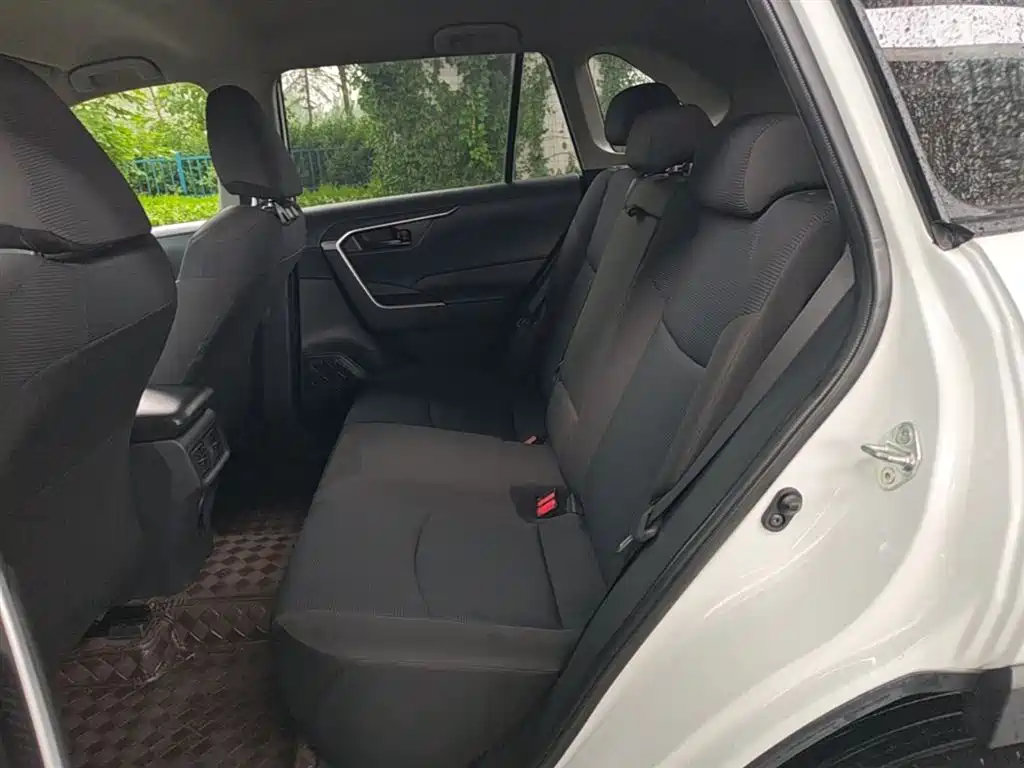 Toyota RAV4 2023 — фото 17