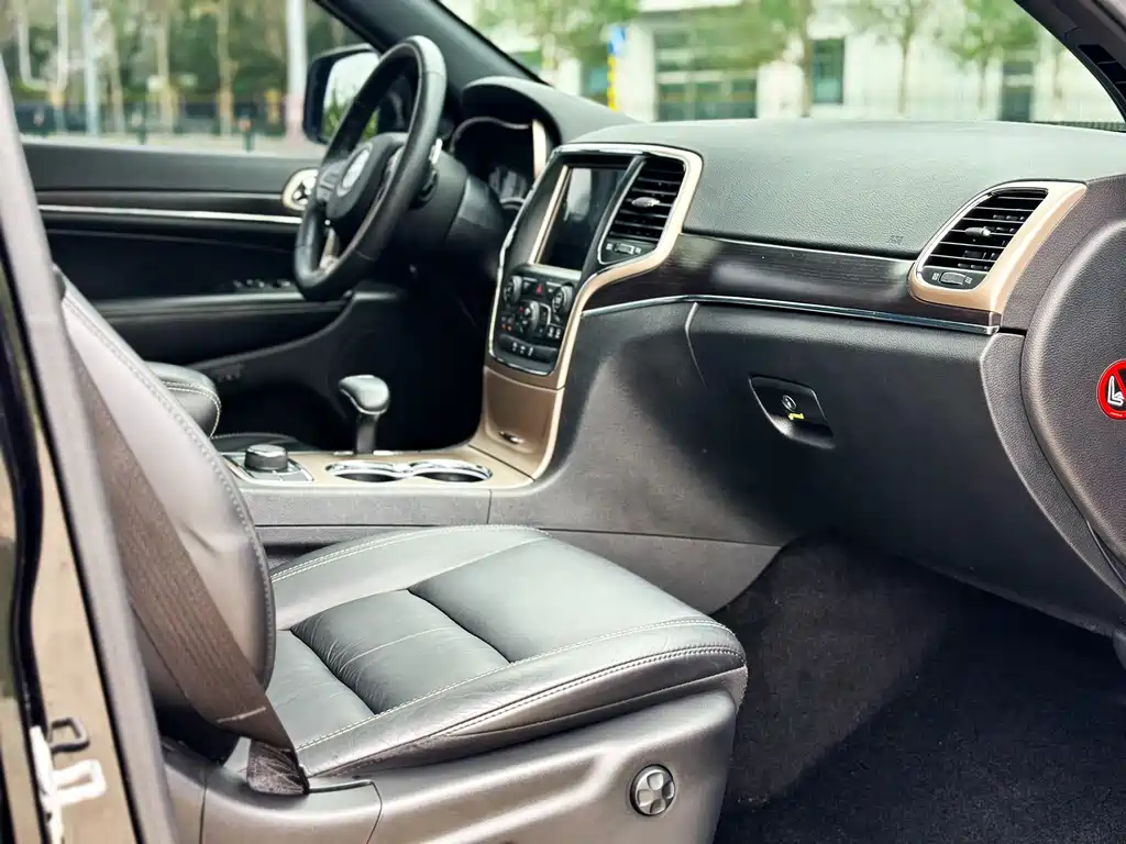Jeep Grand Cherokee 2015 — фото 13