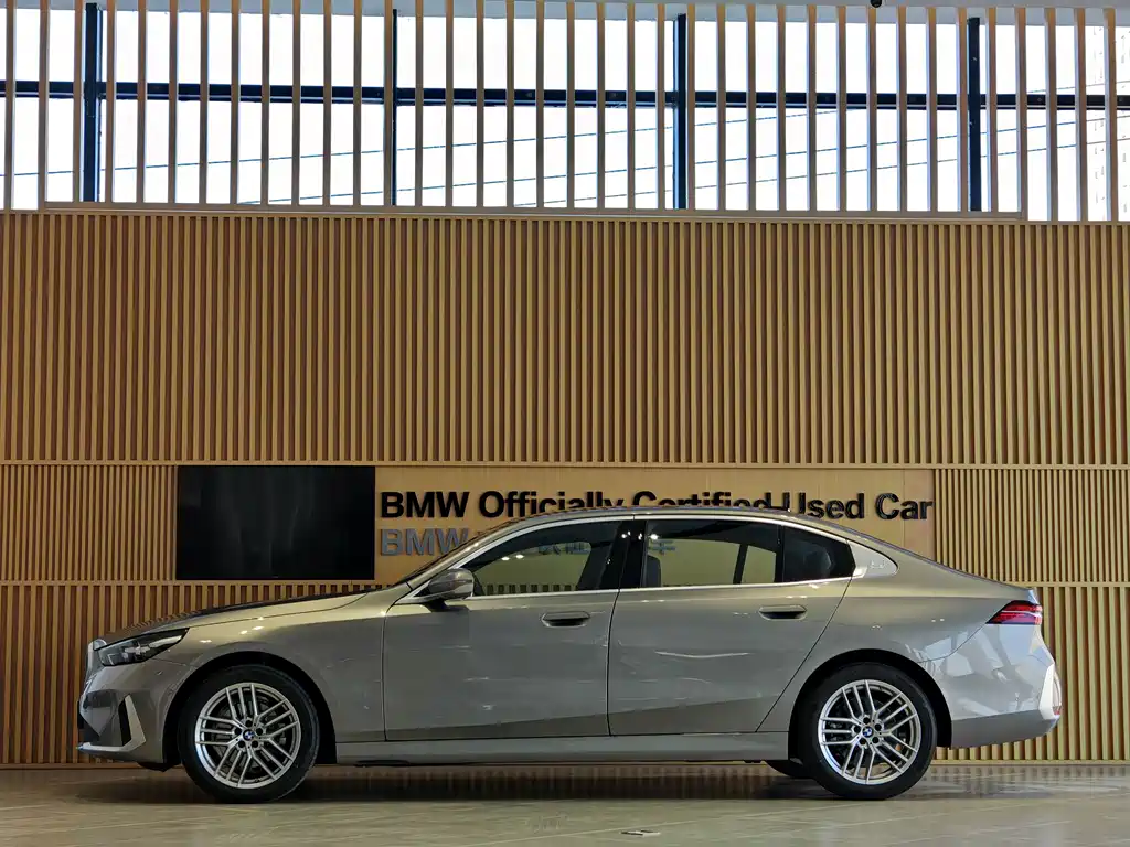 BMW 5 Series 2025 — фото 4