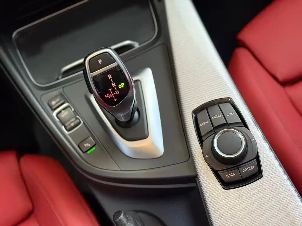 BMW 3 Series 2019 — фото 11
