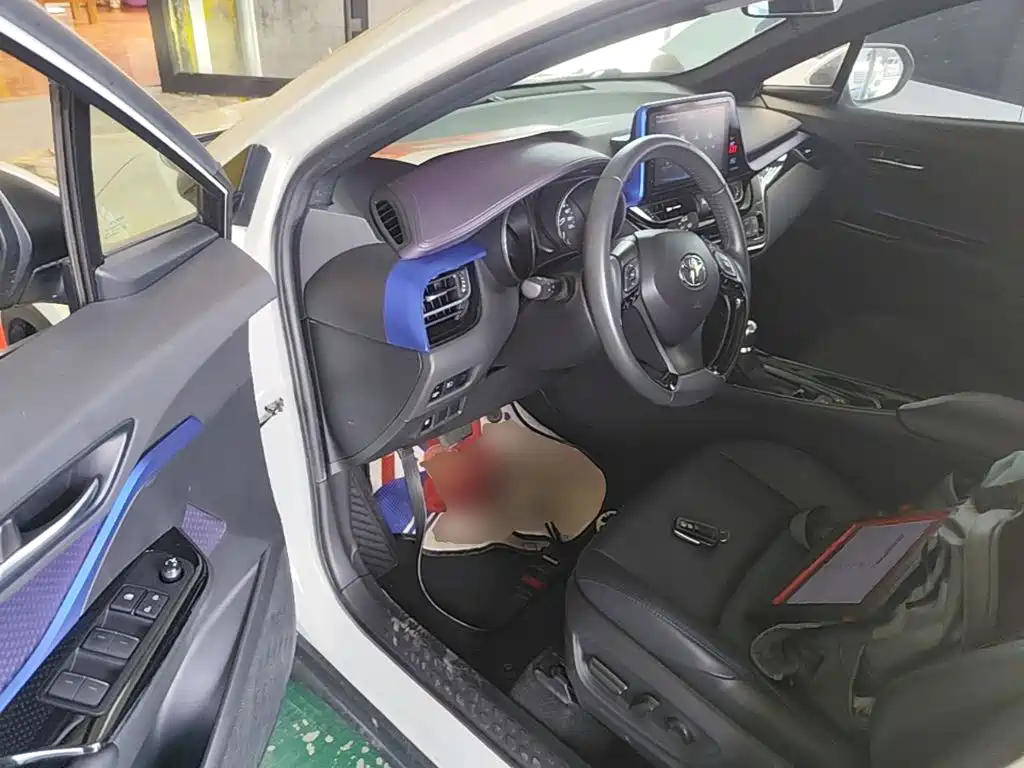 Toyota C-HR 2020 — фото 16