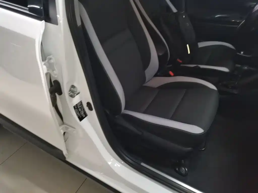 Toyota Yaris L 2023 — фото 25