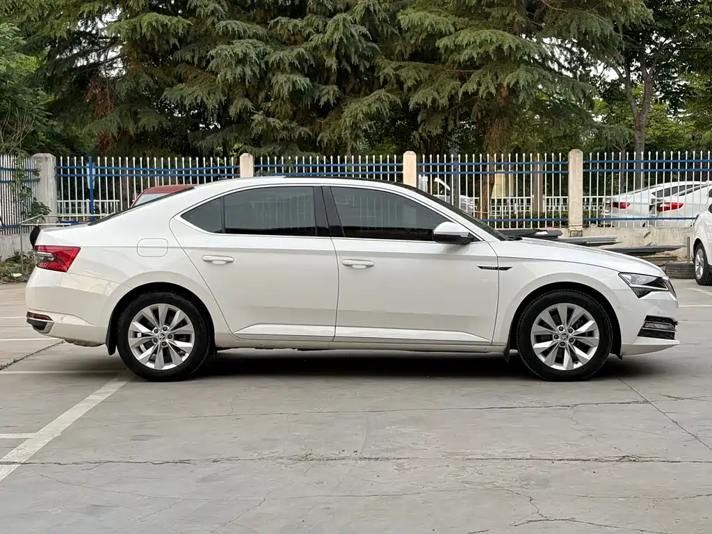 Skoda Superb 2021 — фото 17