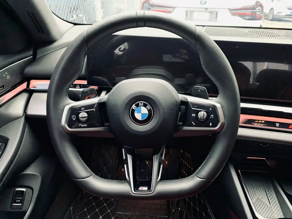 BMW 5 Series 2025 — фото 11