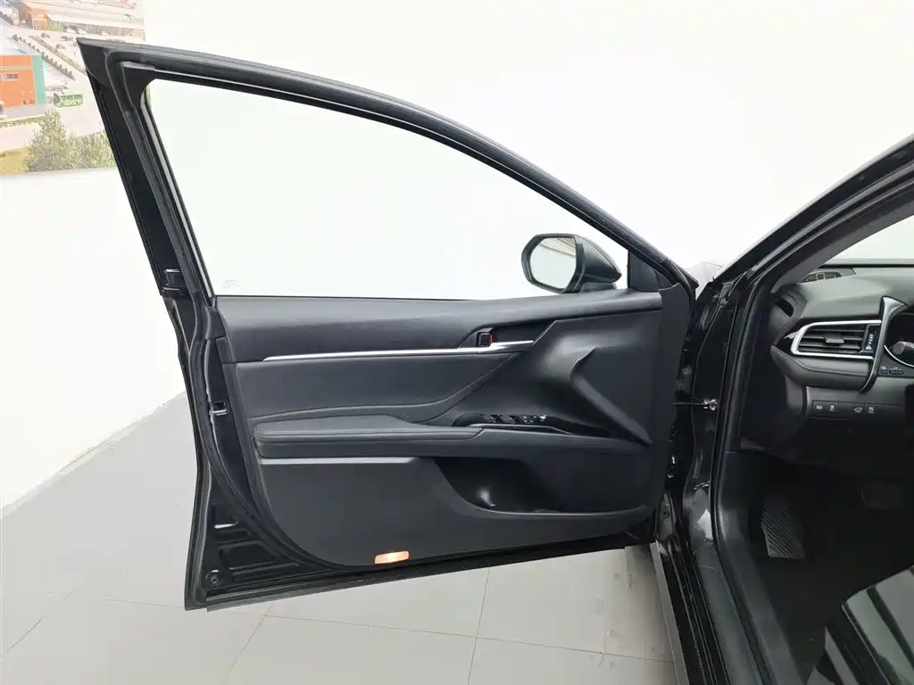 Toyota Camry 2021 — фото 8
