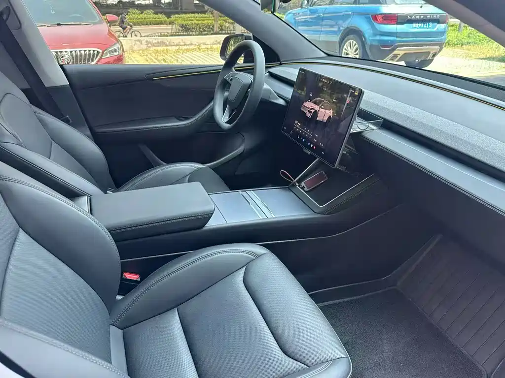 Tesla Model Y 2025 — фото 9