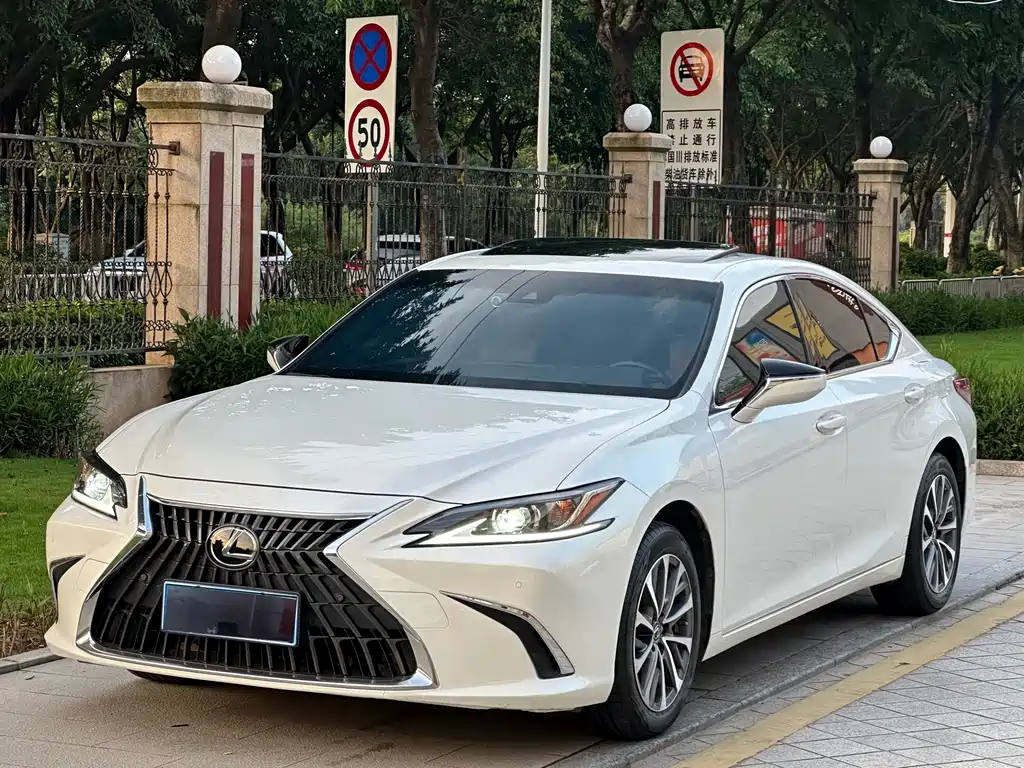 Lexus ES 2022 — фото 1