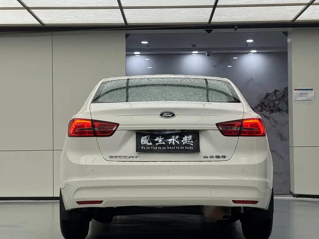 Ford Escort 2015 — фото 19