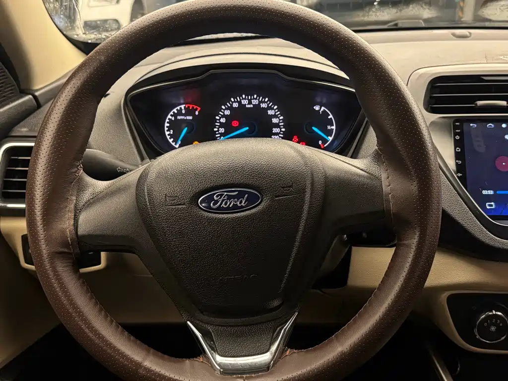Ford Escort 2015 — фото 10