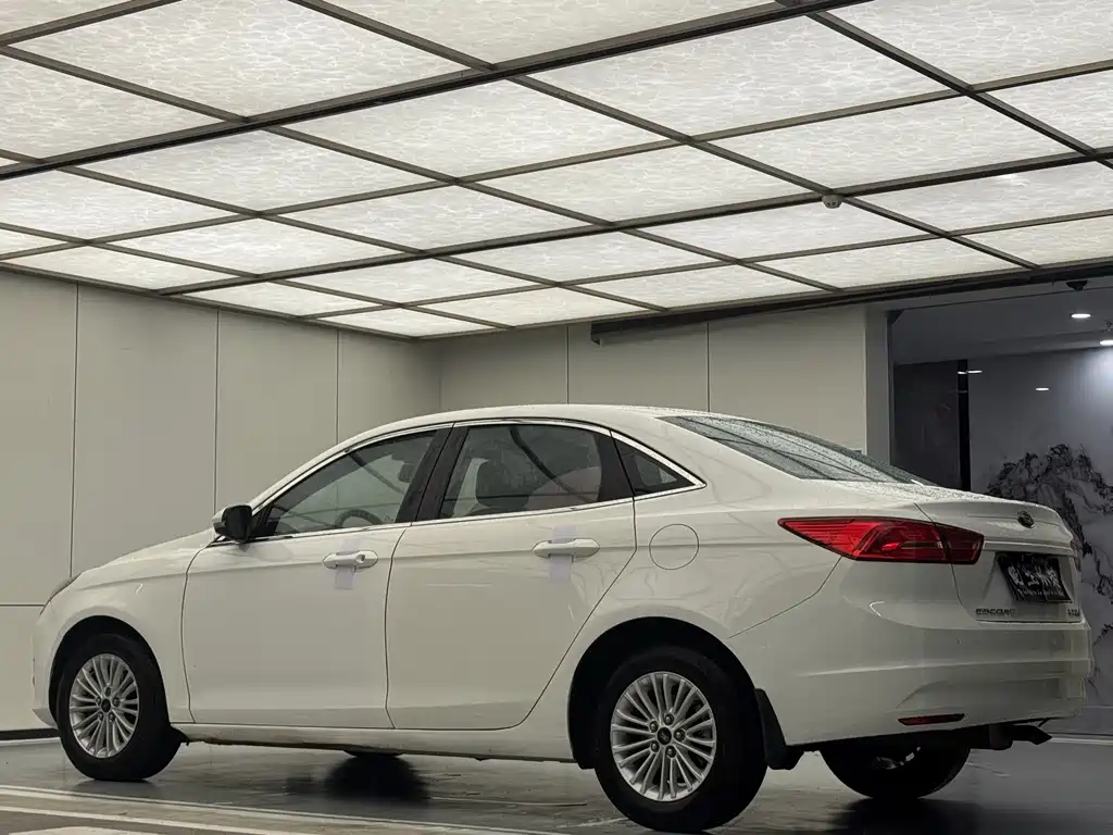 Ford Escort 2015 — фото 15