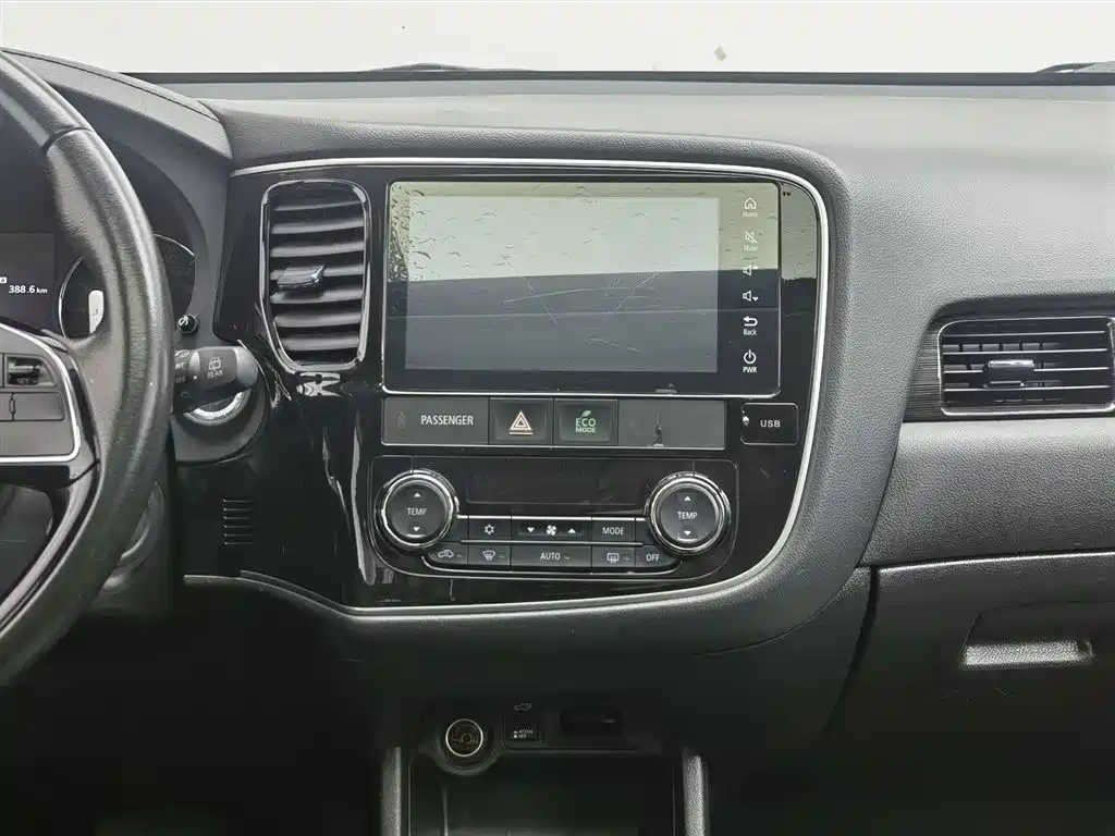 Mitsubishi Outlander 2017 — фото 12