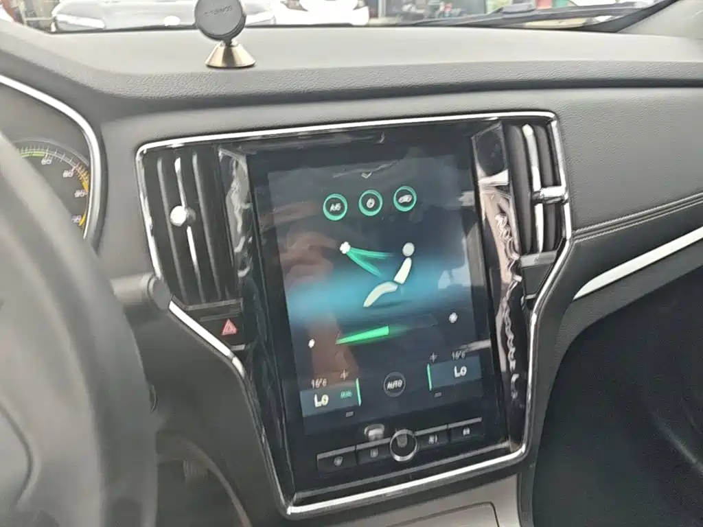 Roewe RX5 New Energy 2020 — фото 13