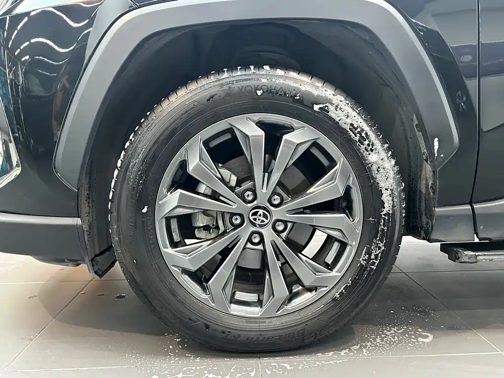 Toyota RAV4 2023 — фото 18