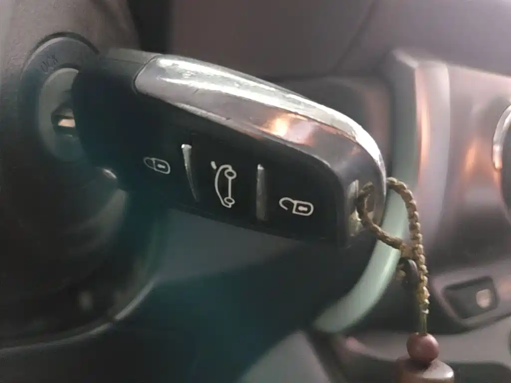 Toyota Yaris L 2015 — фото 9