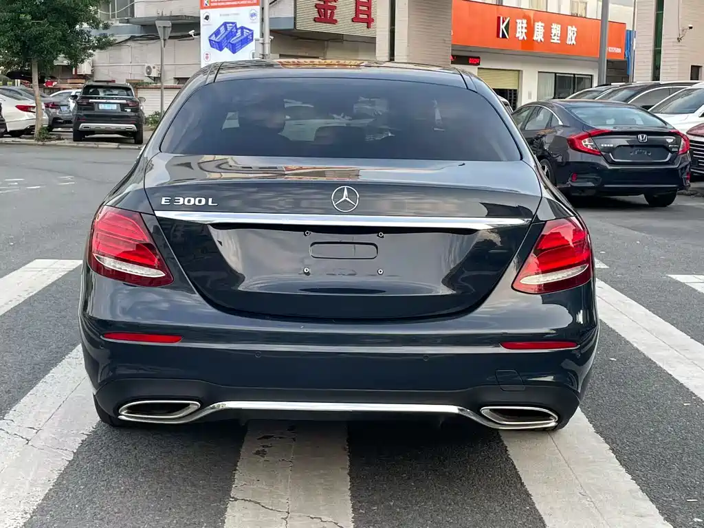 Mercedes-Benz E-Class 2019 — фото 19