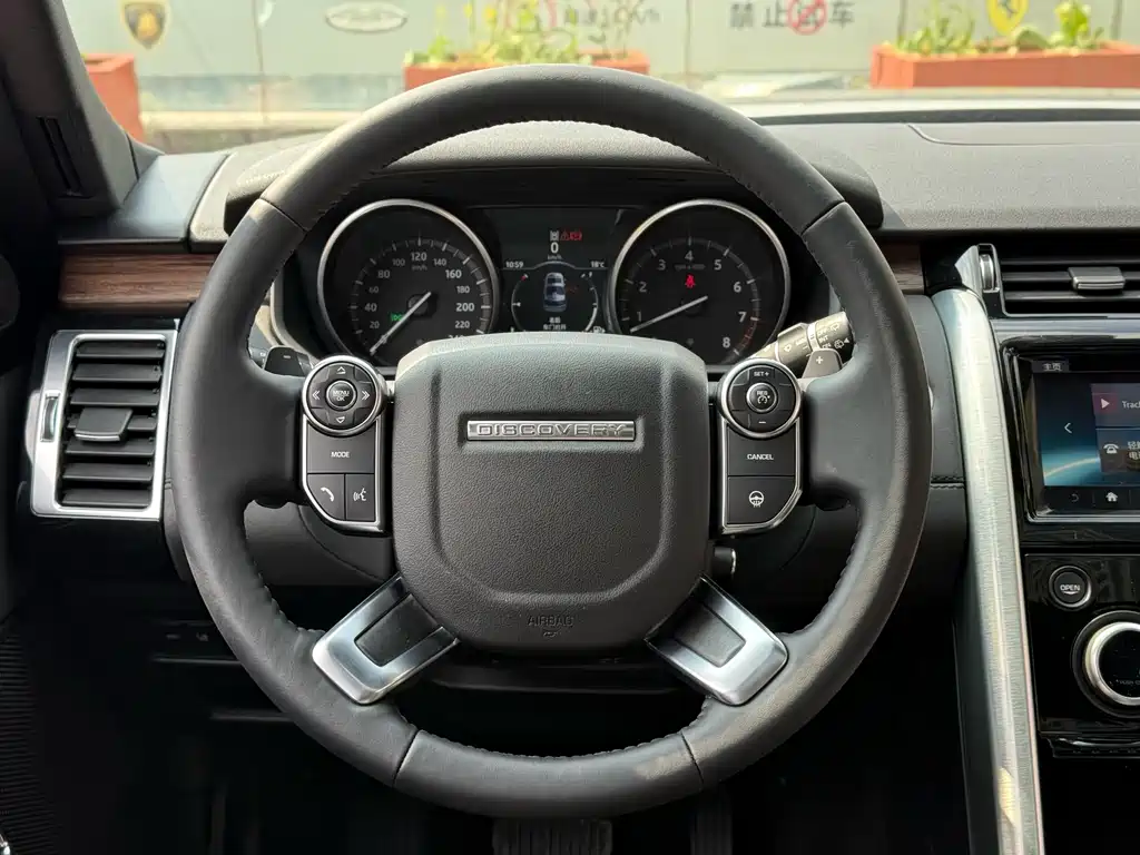 Land Rover Discovery 2018 — фото 15