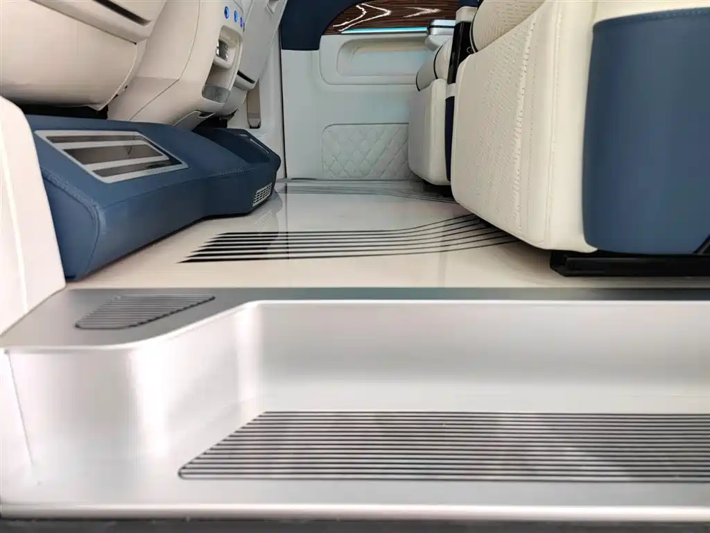 Mercedes-Benz V-Class 2023 — фото 25