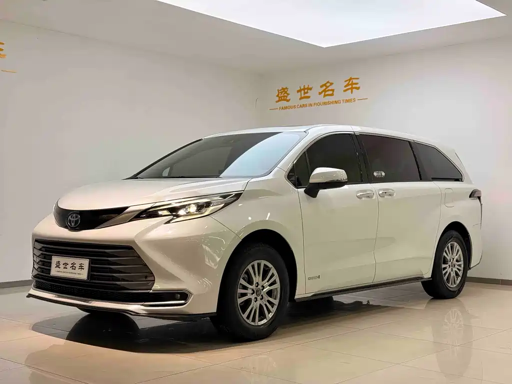 Toyota Sienna 2023 — фото 1