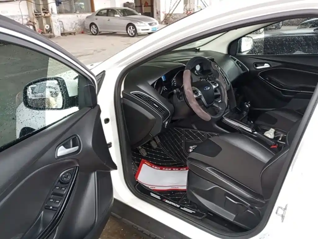 Ford Focus 2015 — фото 16