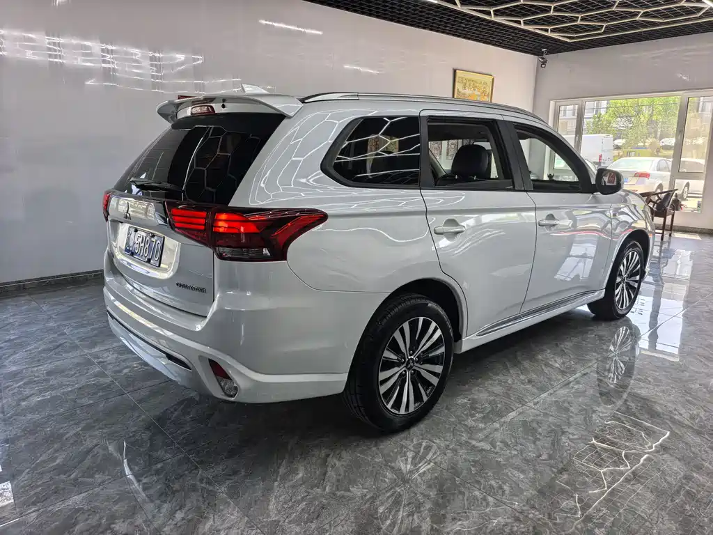Mitsubishi Outlander 2022 — фото 5
