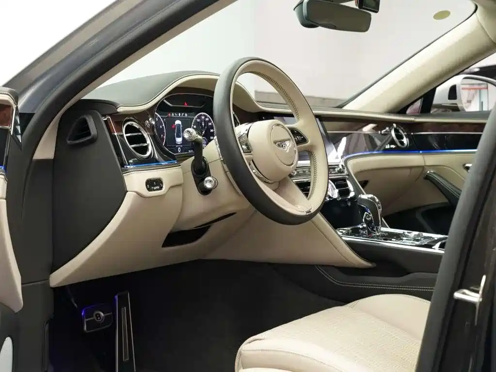 Bentley Flying Spur 2024 — фото 19