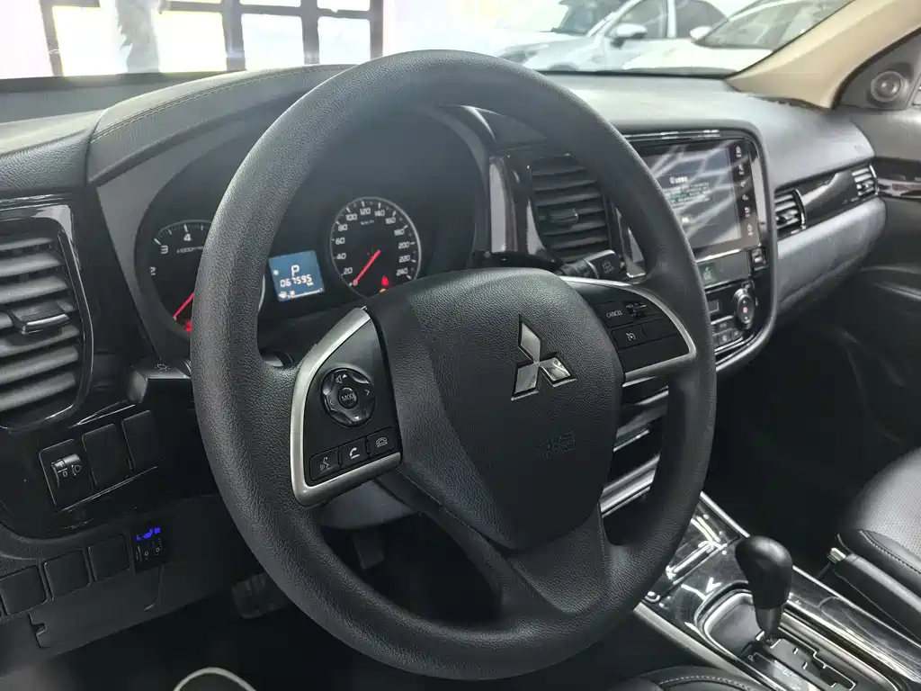 Mitsubishi Outlander 2022 — фото 21