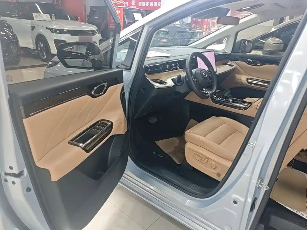 GAC Motor E8 PHEV 2024 — фото 16