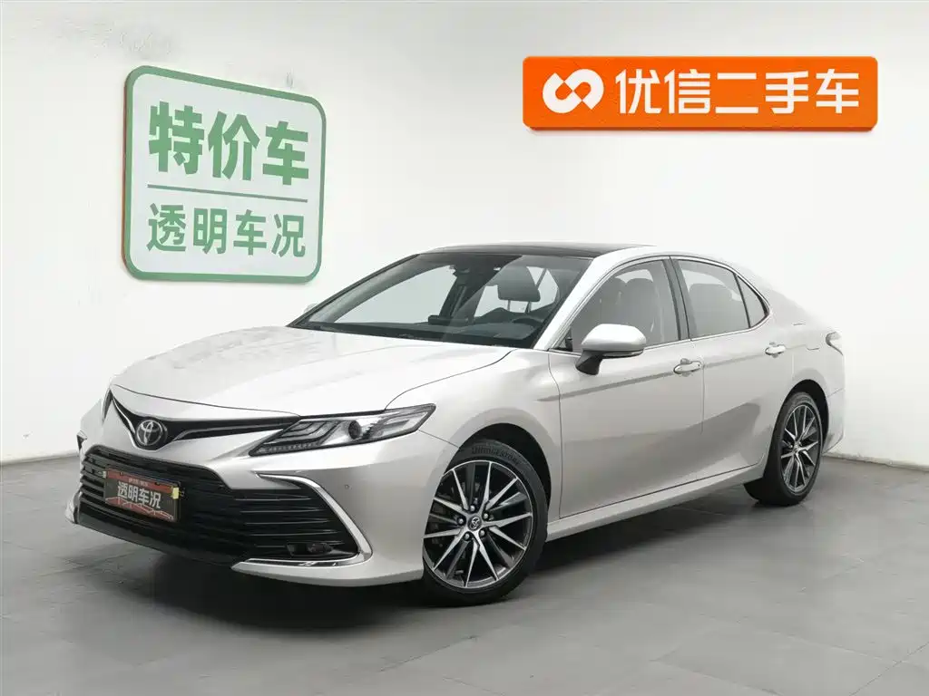 Toyota Camry 2022 — фото 1