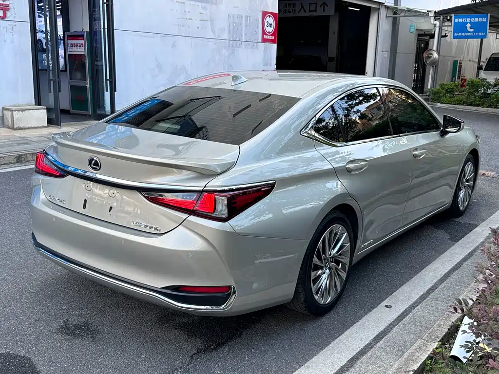 Lexus ES 2021 — фото 13