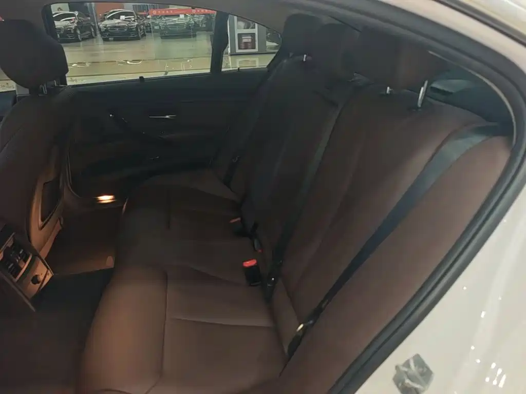 BMW 3 Series 2018 — фото 17