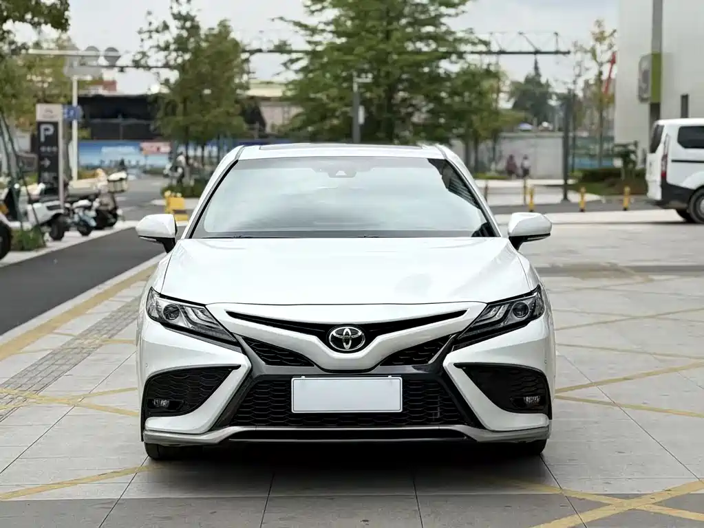 Toyota Camry 2022 — фото 1