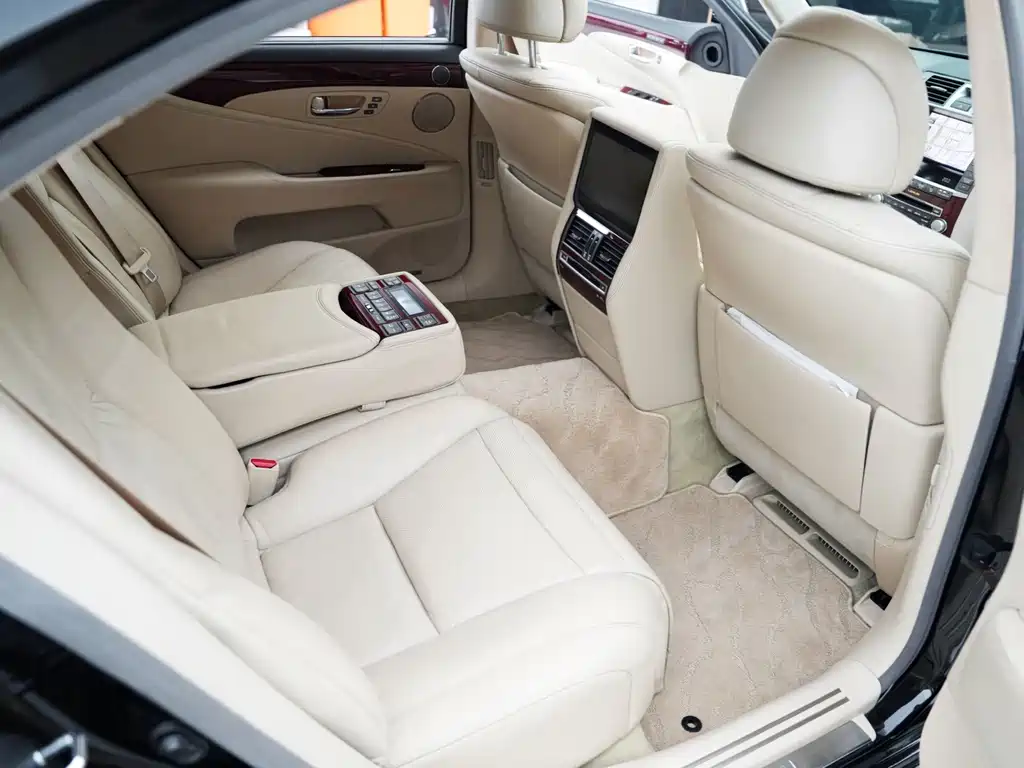 Lexus LS 2010 — фото 10